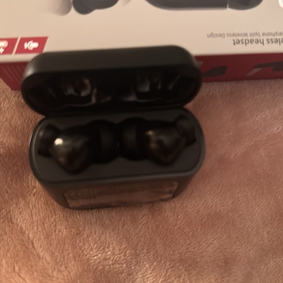 Noice canceling airbuds - Picture 3 of 3